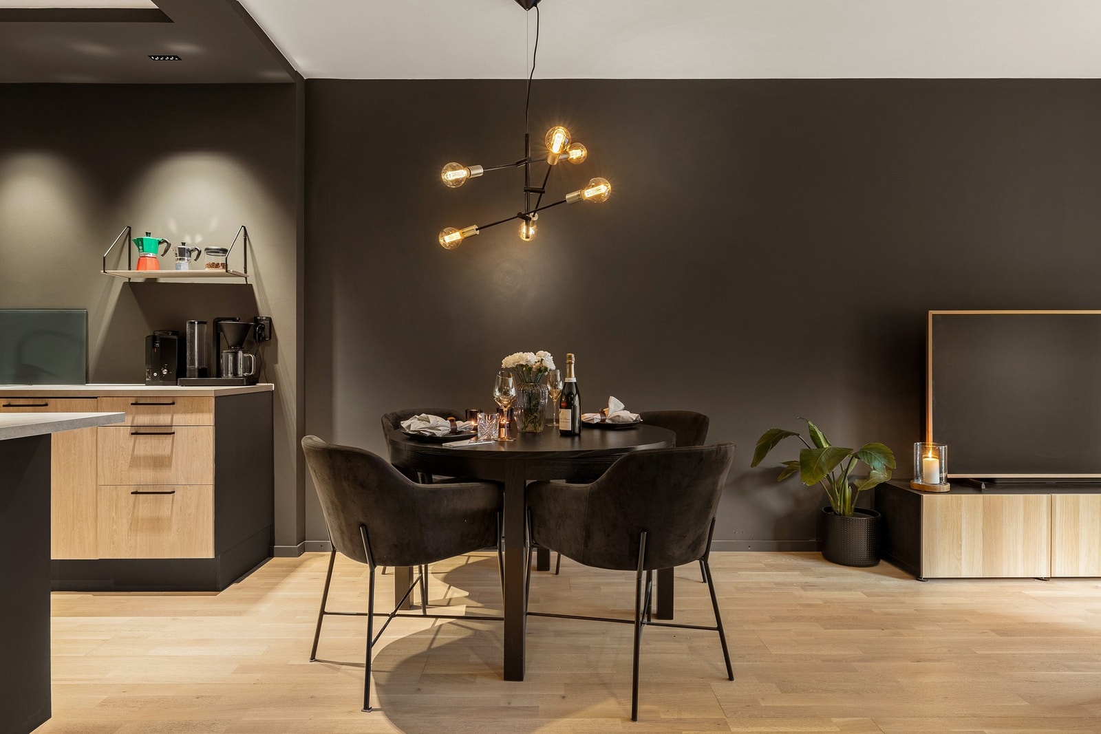 Leiligheten har balansert ventilasjon for et sunt inneklima. Det er også fjernvarme. Galleribilde