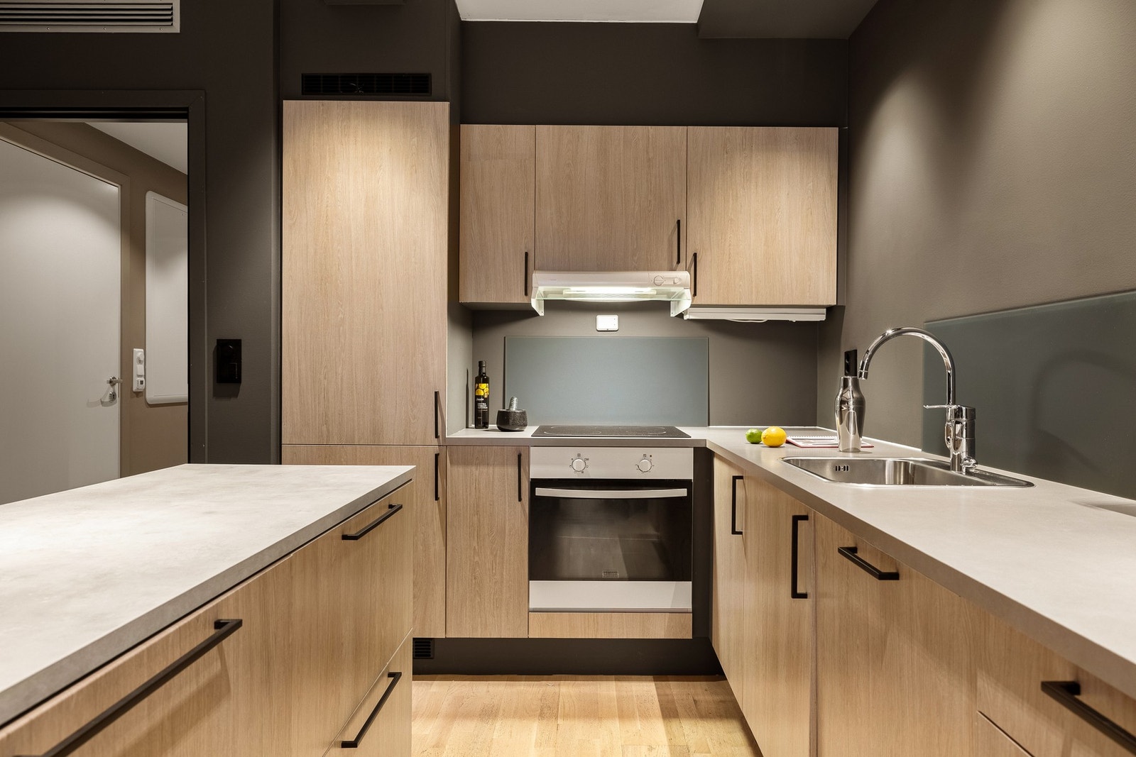 Lekkert kjøkken fra HTH med slette fronter og laminat benkeplate med nedfelt vask. Galleribilde