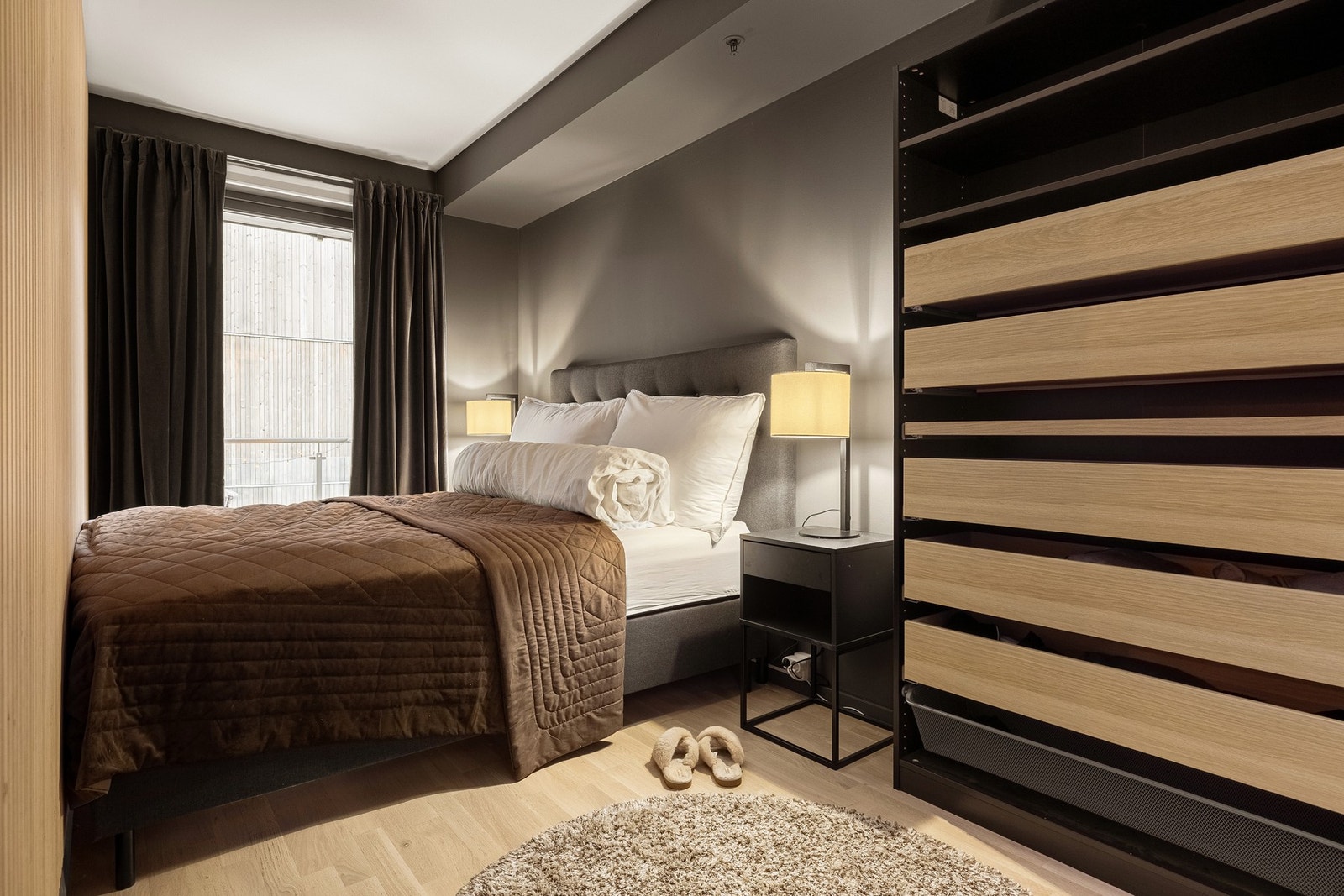 Soverommet står i stil med resten av leiligheten med fargevalg og fin spilevegg. Galleribilde