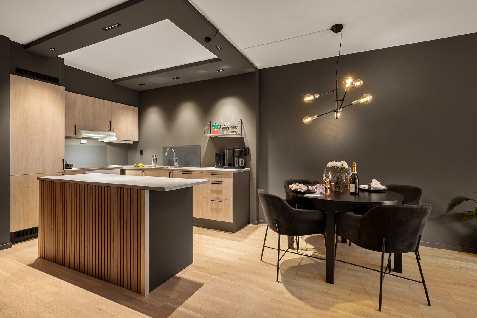 Taket på kjøkkenet er lektet ned og det er lagt LED stopper over kjøkkenet. Galleribilde