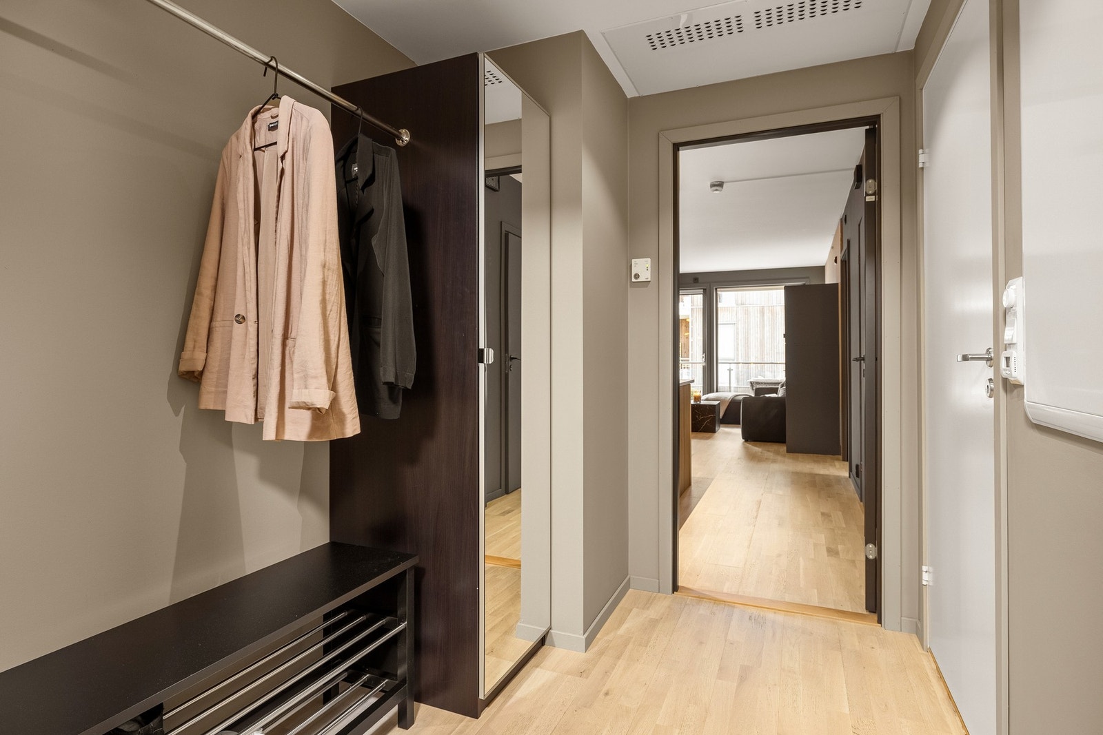 Romslig entré på 4 m². Galleribilde