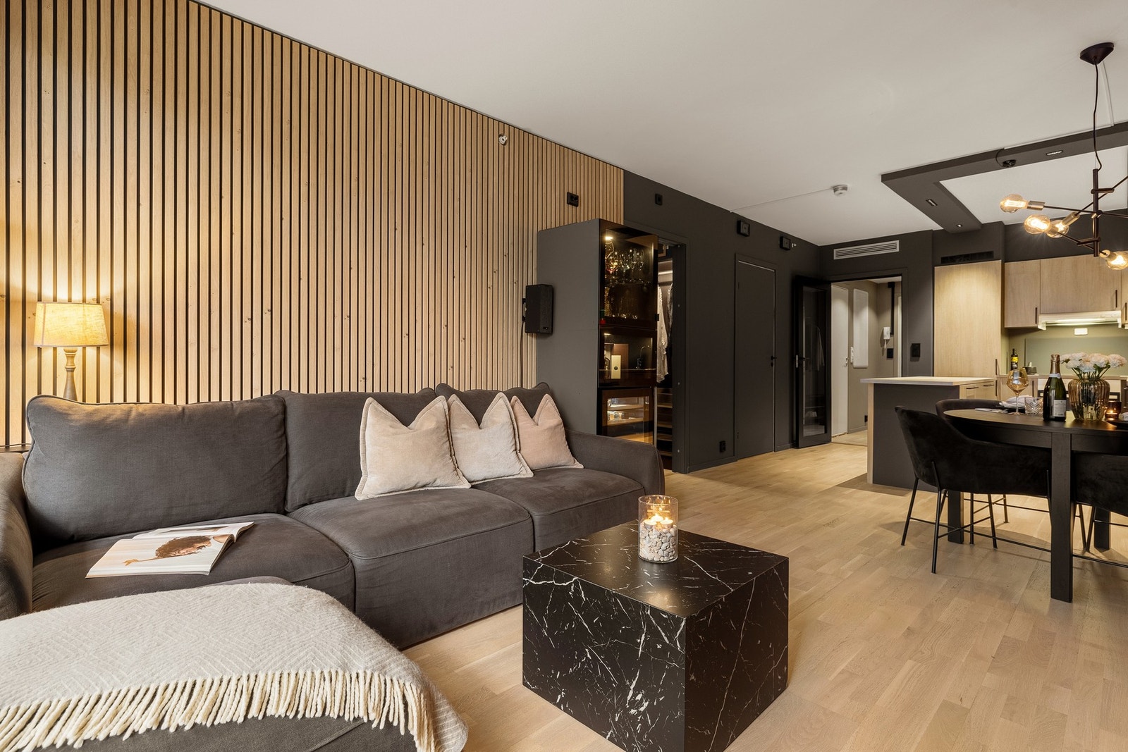 Leiligheten er veldig gjennomført med fine fargevalg og spilevegger. Åpen stue- og kjøkkenløsning på 27,6 m². Galleribilde