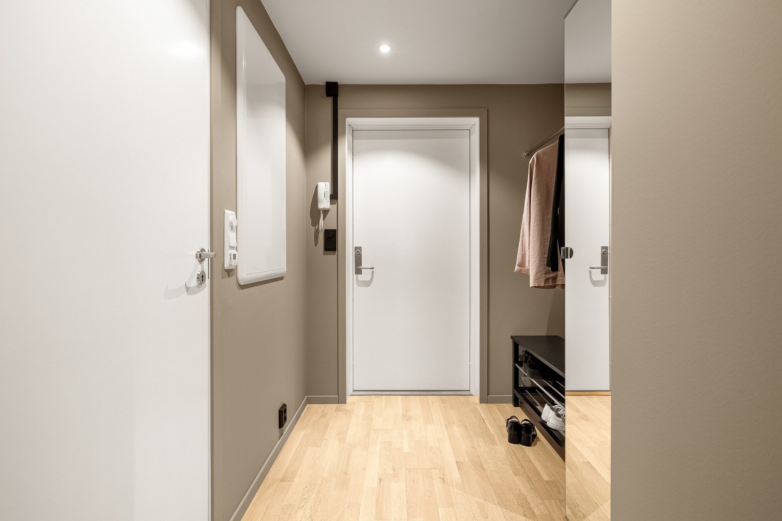 Her har man god plass til å henge fra seg yttertøy. Leiligheten har også en innvendig bod på 3,5 m². Galleribilde