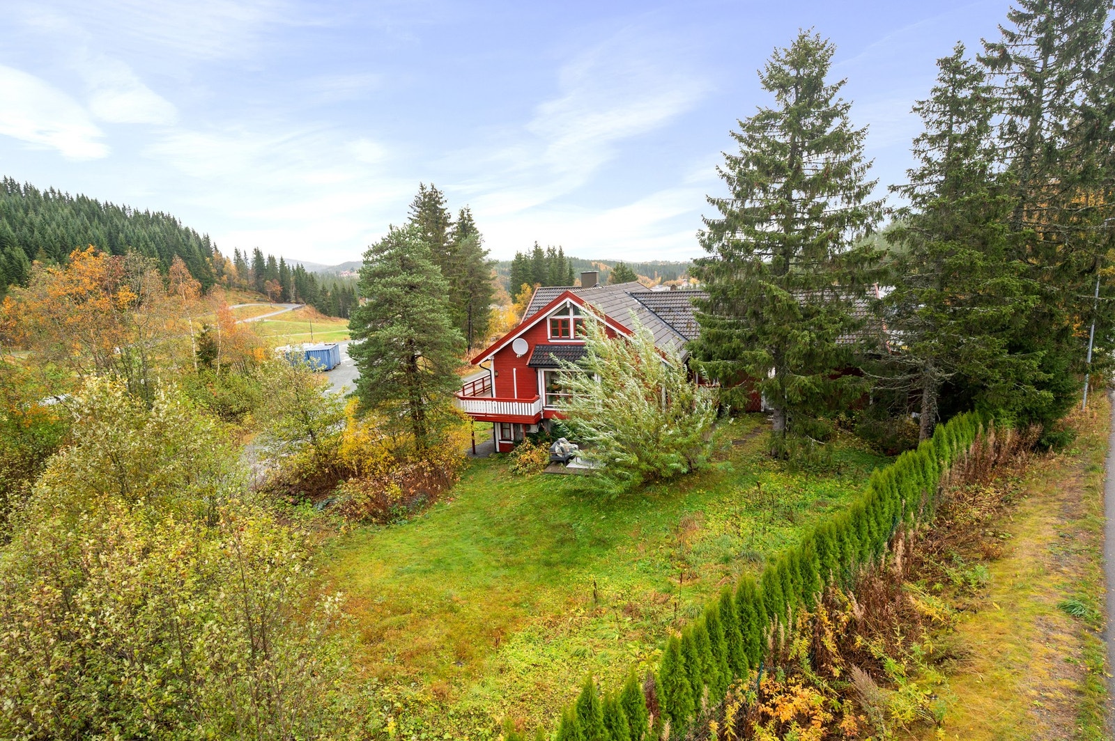Huset ble ferdigstilt i 1994 og byr på en god ramme for å skape ditt drømmehjem. Galleribilde