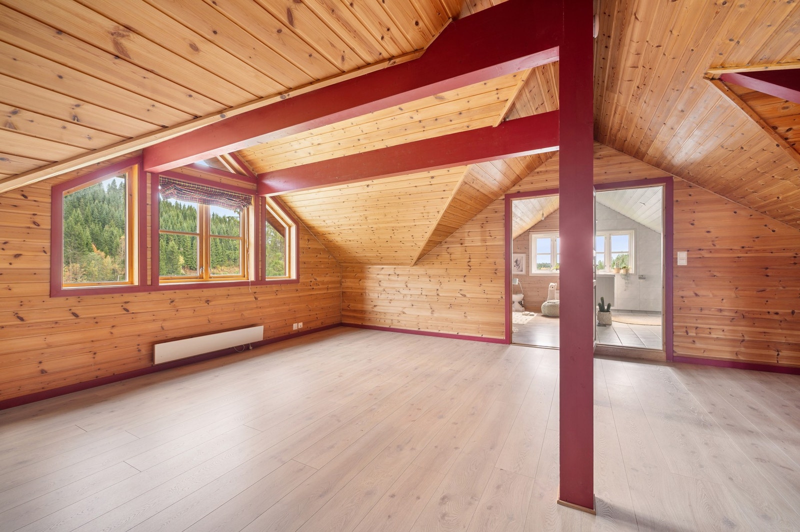 Videre i loftsetasjen finner vi to gode og romslige soverom, ett av boligens flere bad og en koselig lofsstue. Galleribilde