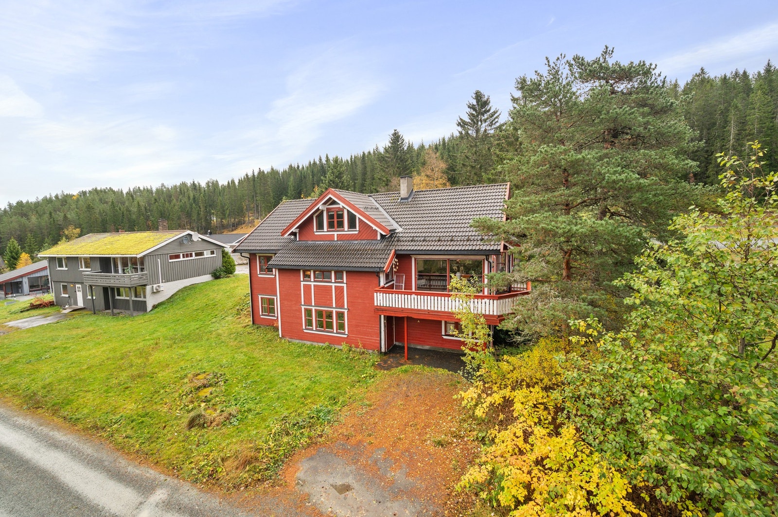 Egen parkeringsplass i tilknytning til sokkelleilighetene. Galleribilde