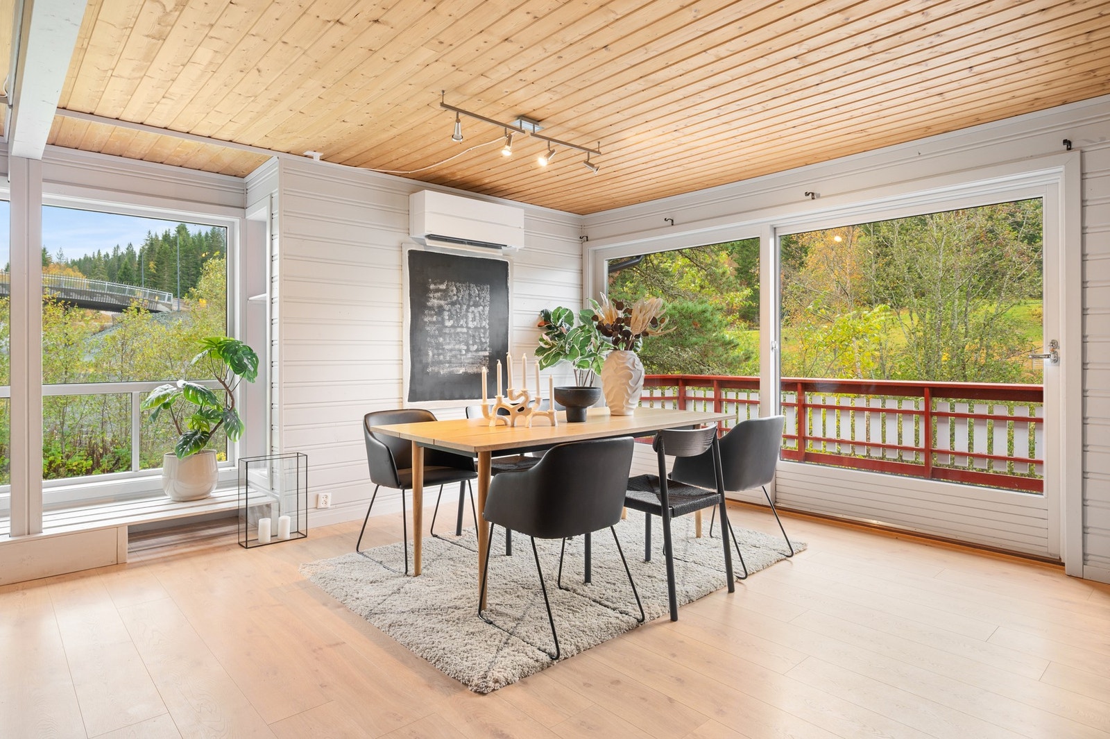 Spisebordet finner sin naturlige plassering like ved kjøkkenet, perfekt for sosiale sammenkomster med venner og familie. Galleribilde
