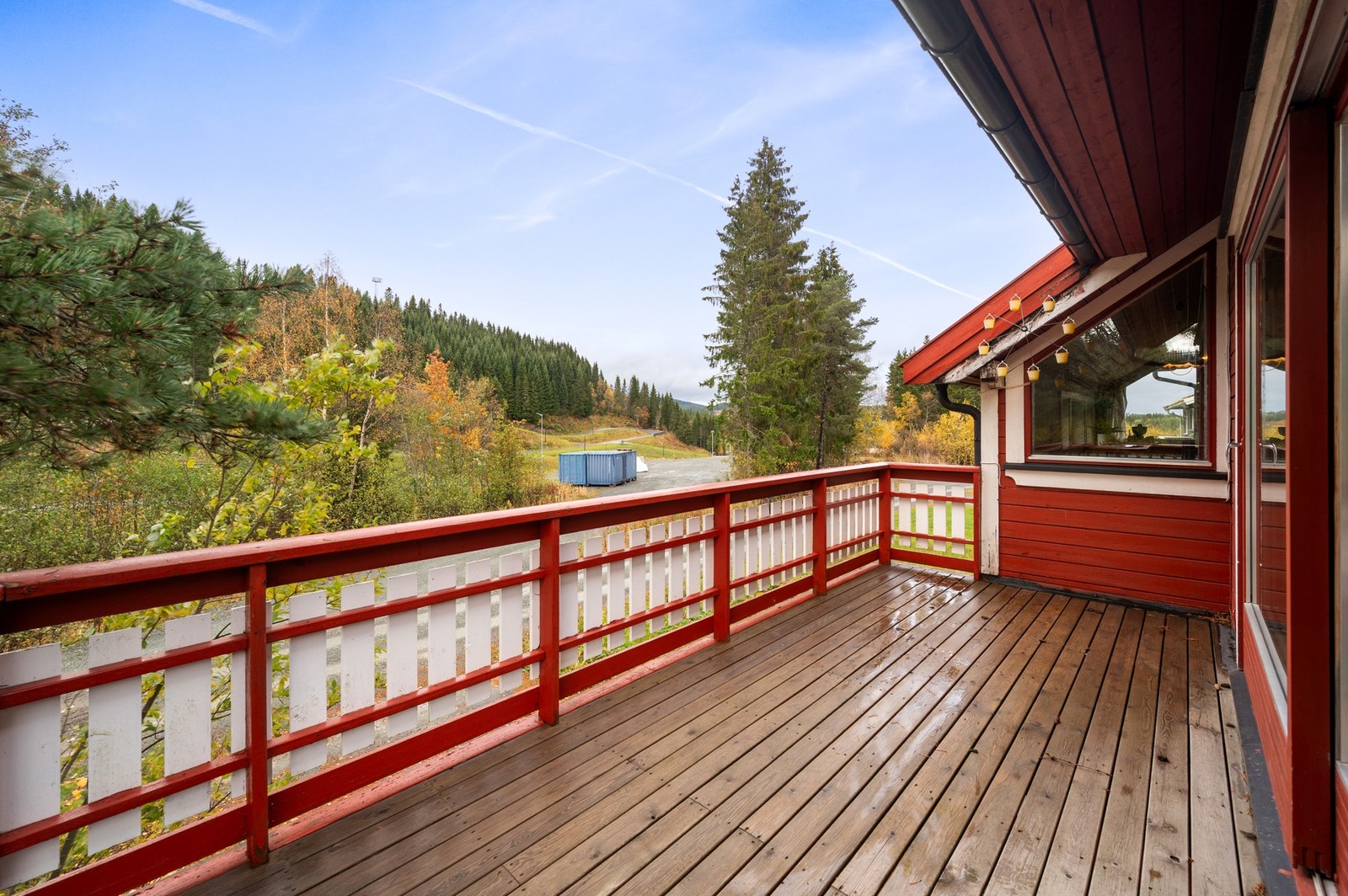 Balkongen kan enkelt innredes med ønsket utemøblement og grill. Galleribilde