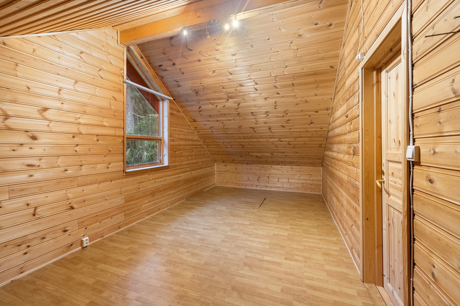 Loftsareal over garasje, innredet som soverom men ikke omsøkt. Galleribilde