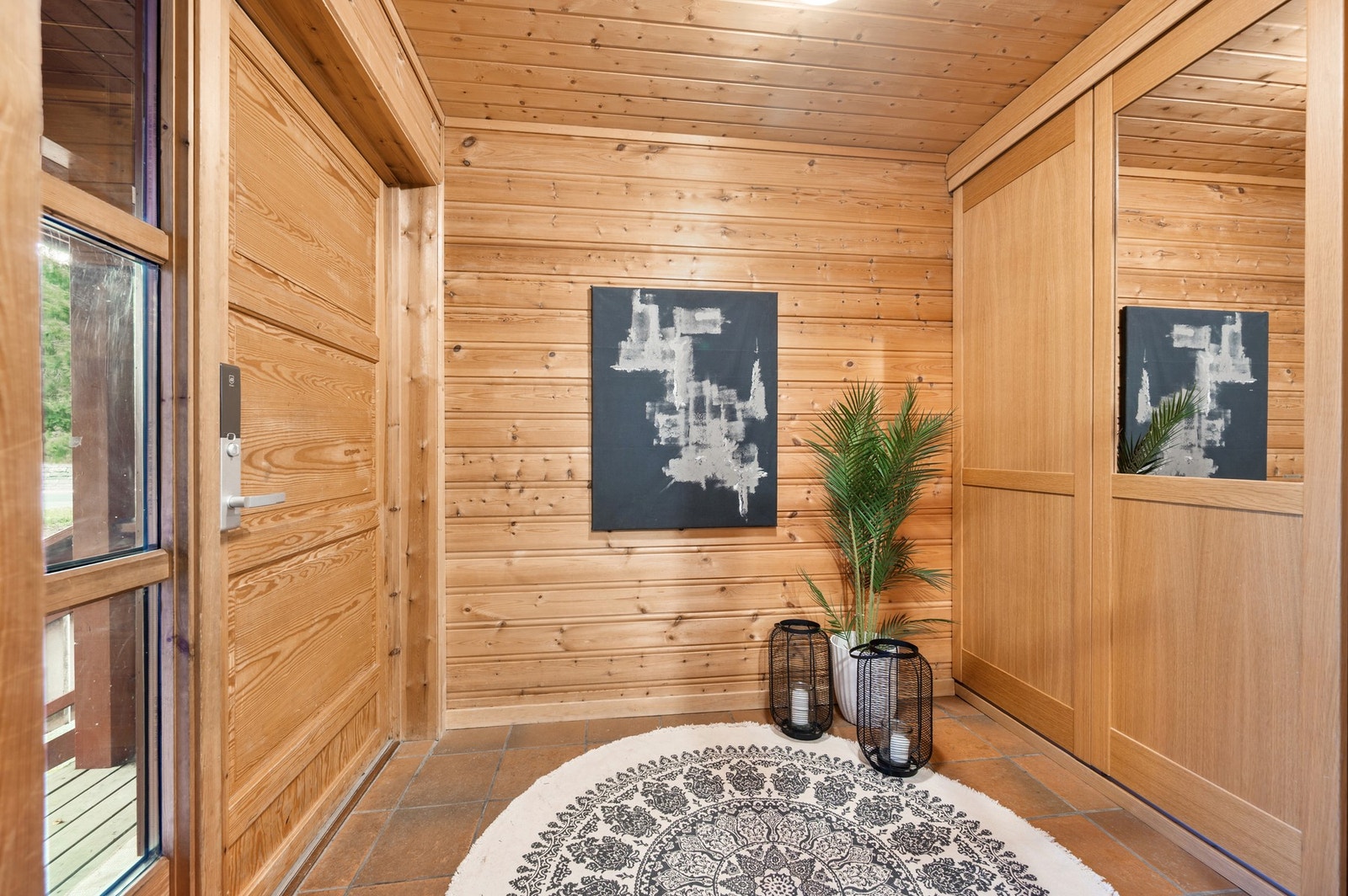 Innbydende entré med flislagt gulv og garderobeløsning for oppheng av yttertøy. Galleribilde