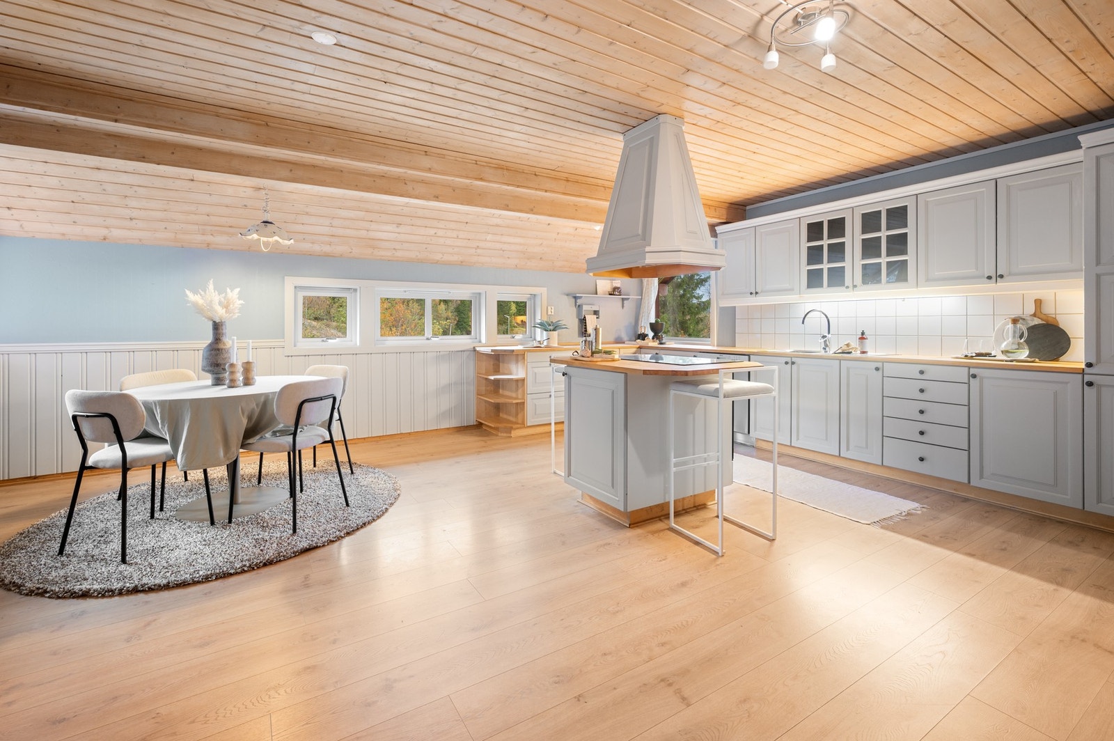 Kjøkkenet er på 32 m² og byr på svært god plass til matlaging sammen med familien. Galleribilde