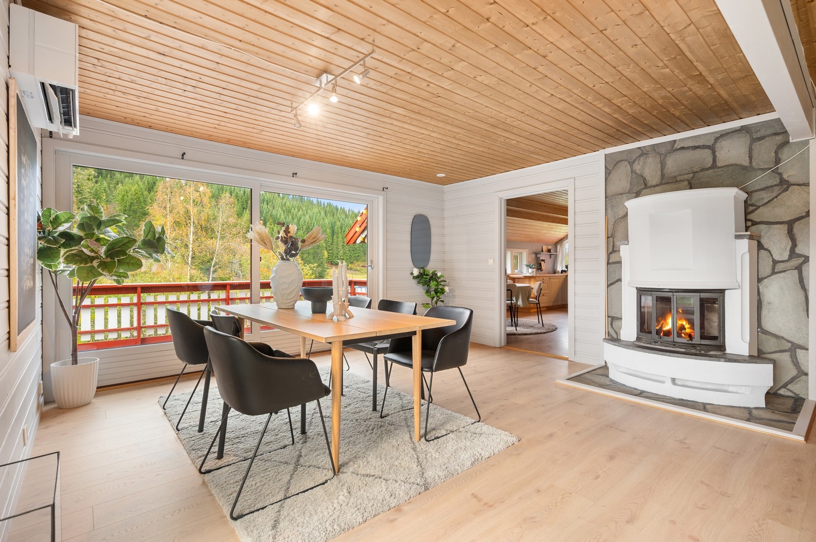 Skyvedørene mot balkongen kan åpnes opp og skaper et sømløst skille mellom inne og ute på varme sommerdager. Galleribilde