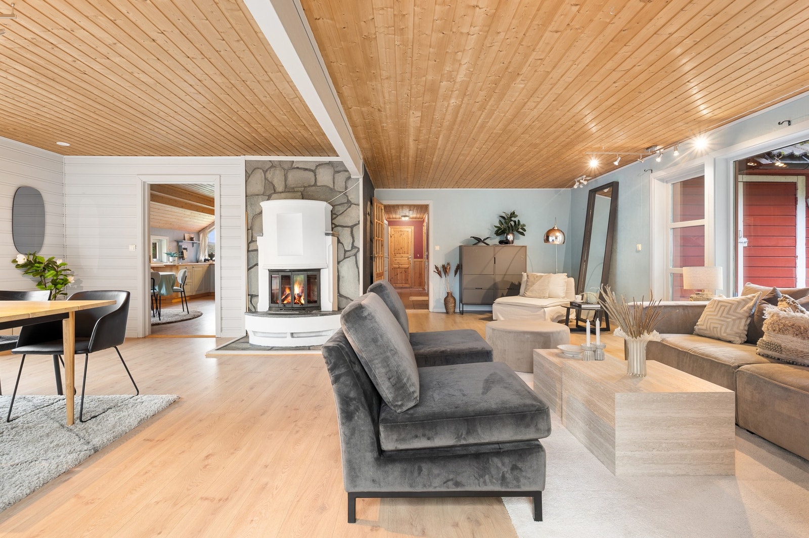 Energieffektiv oppvarming med vedovn og varmpumpe i stuen. Galleribilde