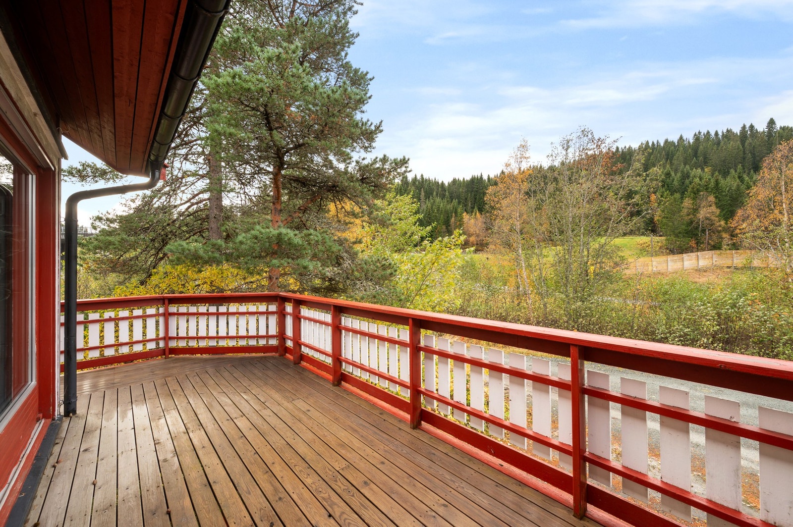 Fra stuen er det utgang til en herlig balkong med gode solforhold. Galleribilde