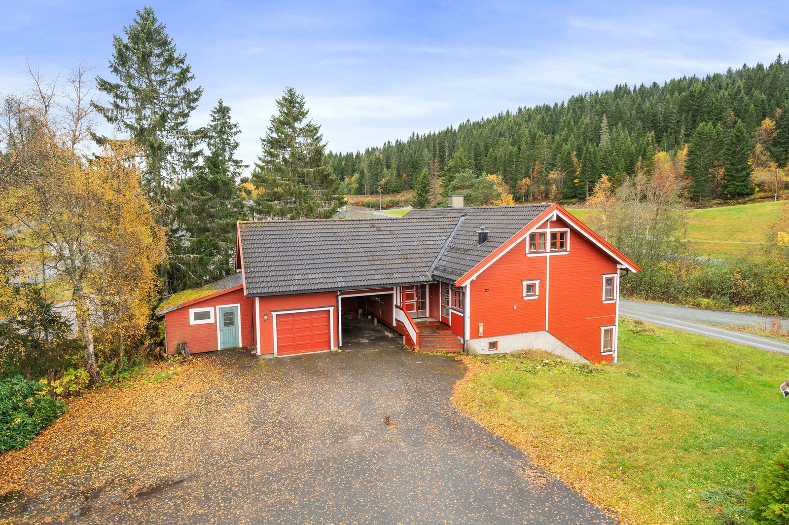 Eneboligen strekker seg over tre etasjer med godkjent utleiedel og hybeldel (ikke omsøkt). Galleribilde