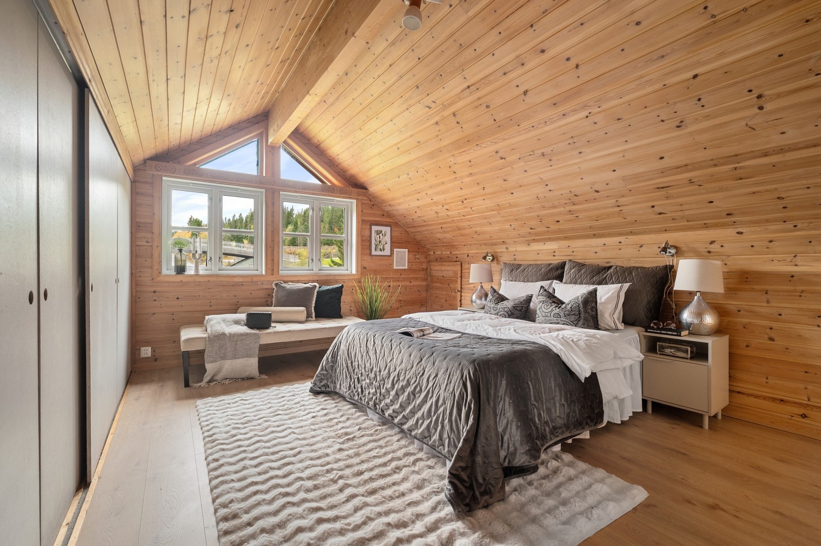 Det største soverommet er på 19 m² med plassbygd skyvedørsgarderobe. Galleribilde