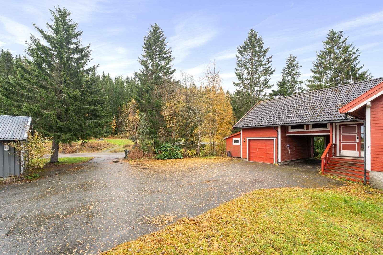 Svært gode parkeringsmuligheter i carport, garasje og egen gårdsplass. Galleribilde