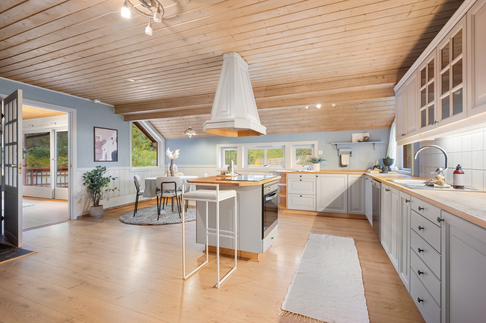 Det er integrert stekeovn og platetopp i kjøkkenøyen. Galleribilde