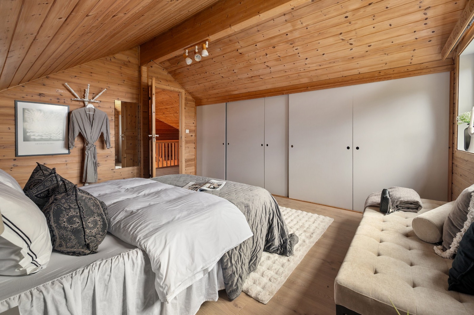 Det er også oppbevaringsmuligheter i kneloft i tilknytning til dette soverommet. Galleribilde