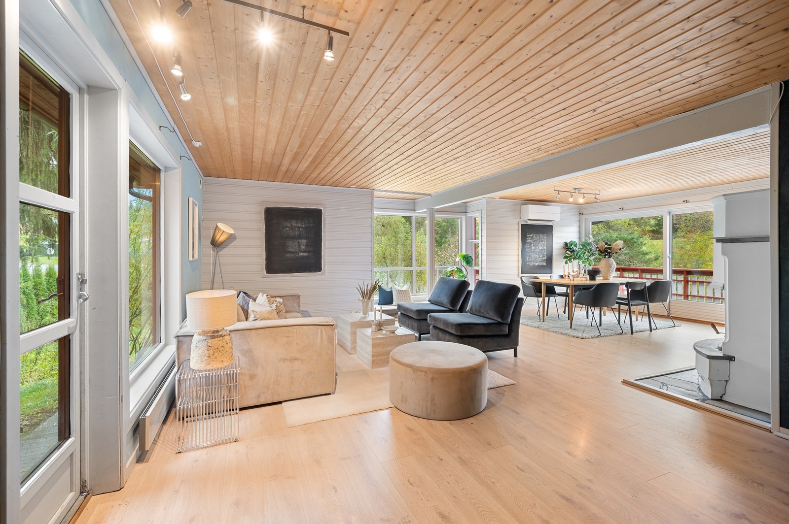 De store vindusflatene gir mye naturlig lysinnslipp fra tre forskjellige vinkler. Galleribilde