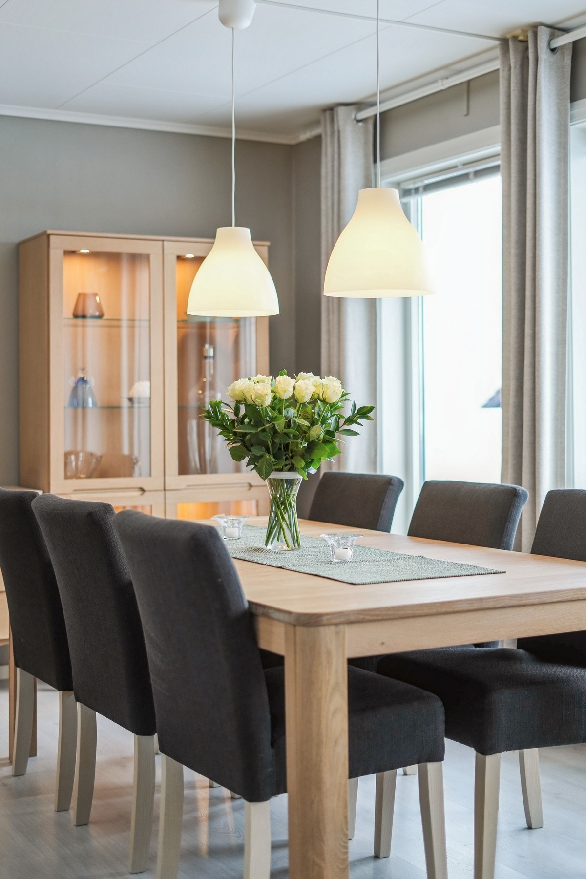 Her strømmer lyset inn - og er det perfekte rom for lange frokoster, hverdag, gjester og gode samtaler. Galleribilde