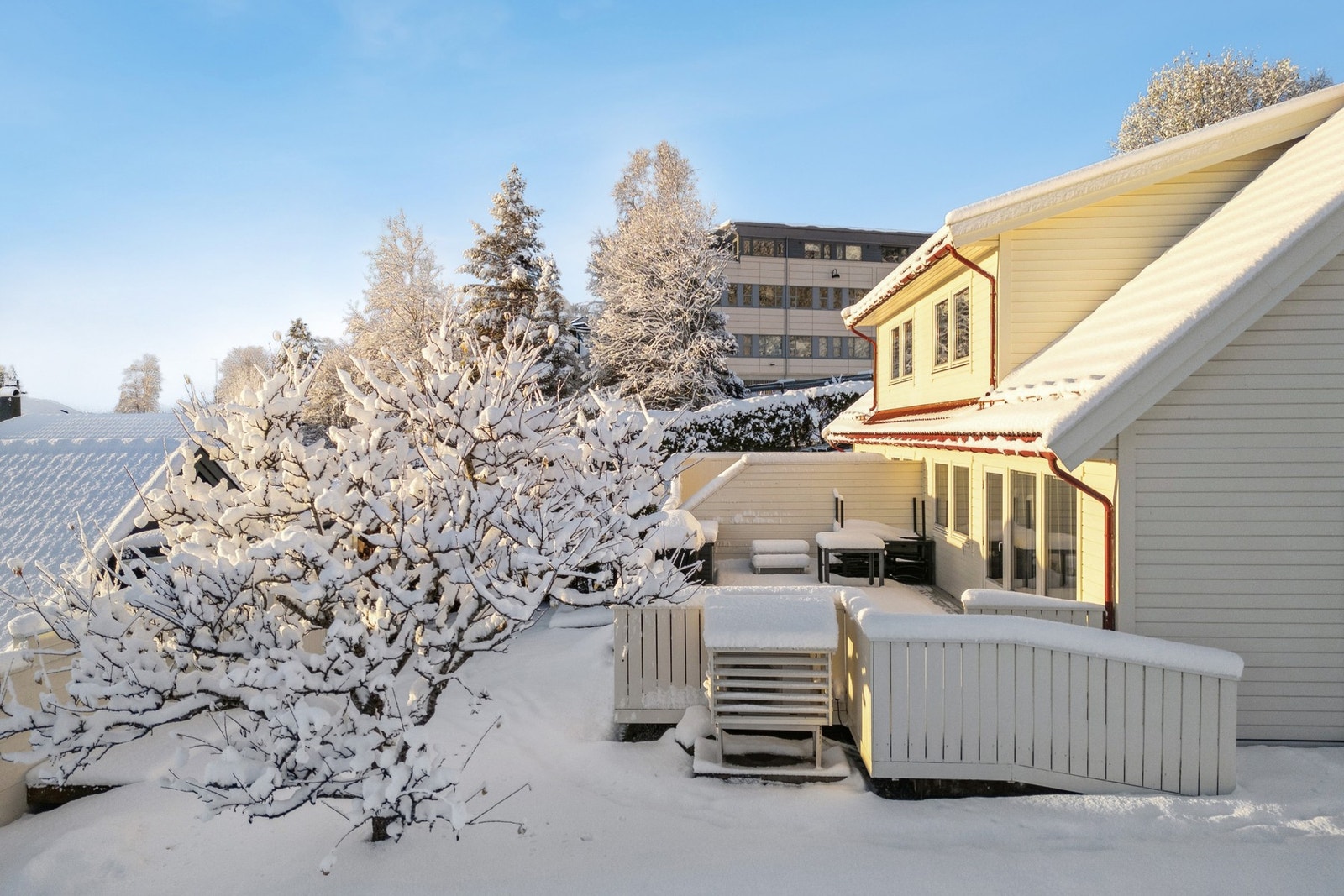 Her bor man barnevennlig i enden av blindvei med gangavstand til skoler, barnehager og idrettsanlegg. Galleribilde