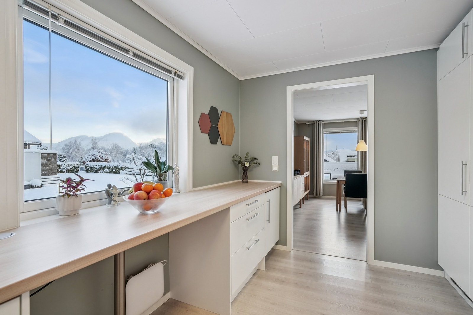 Egen spiseplass med barbenkeplate og vindu mot øst. Her får man mye fint lys inn når solen står opp. Galleribilde