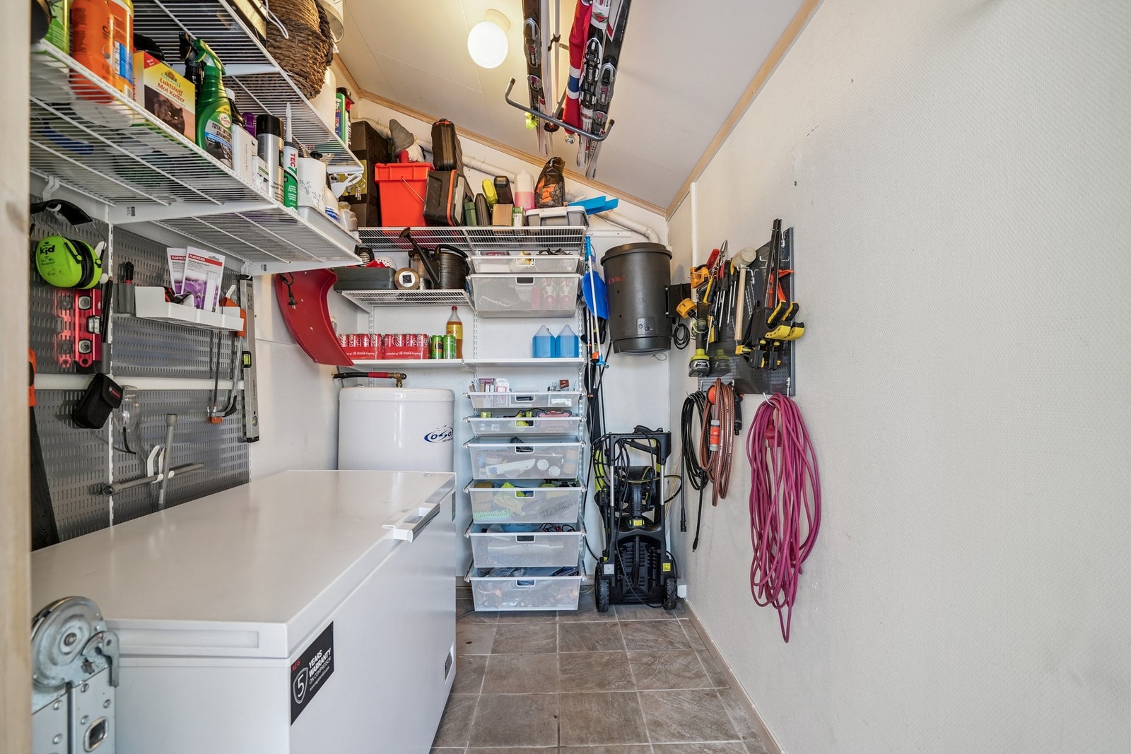 Utvendig sportsbod på 5 kvm med praktisk innredning. Galleribilde