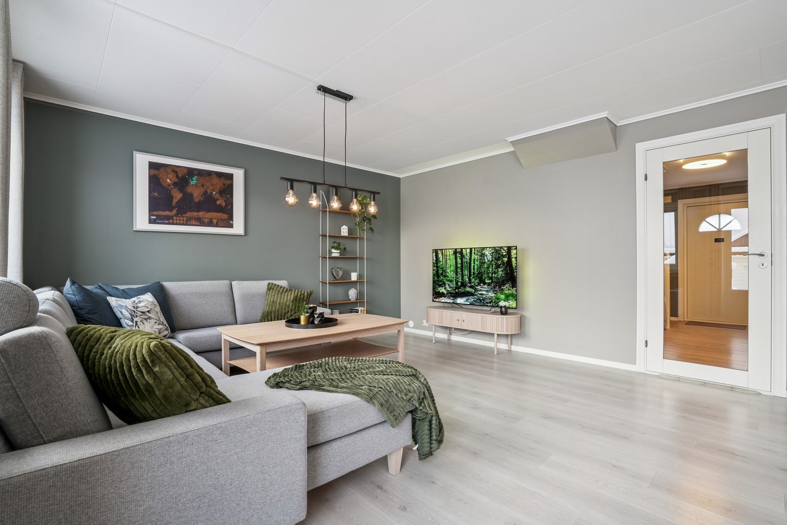 Det er god plass til sofagruppe med tilhørende møblering. Galleribilde