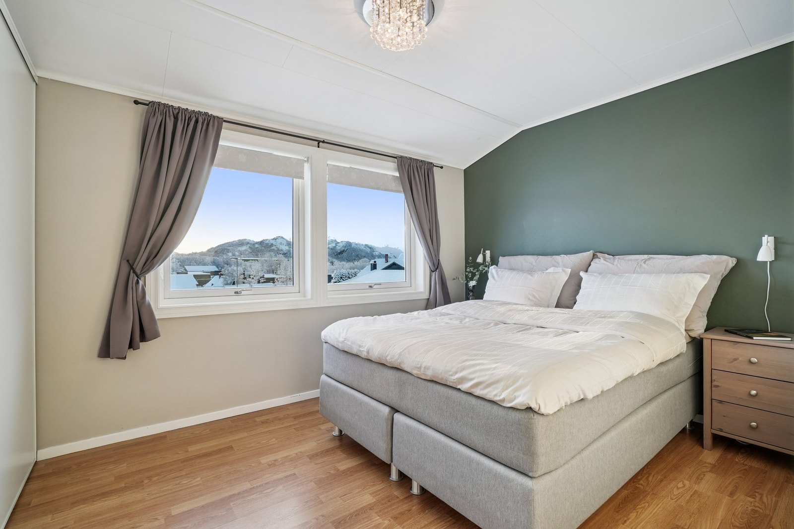 Hovedsoverommet er romslig med et tiltalende fargevalg på vegger. Galleribilde