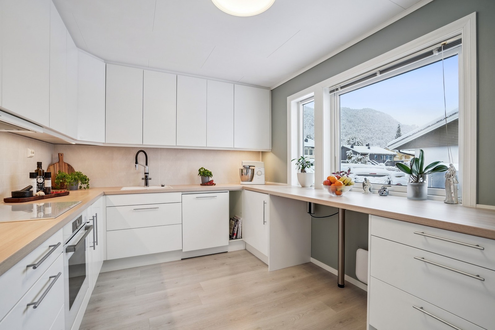 Integrerte hvitevarer som stekeovn, platetopp, oppvaskmaskin, kjøleskap og fryseskap medfølger i handelen. Galleribilde