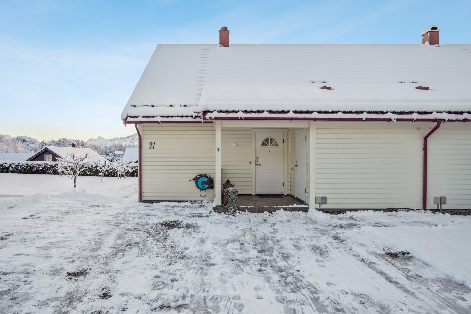 Singlet innkjørsel/parkeringsplass til eiendommen. Galleribilde