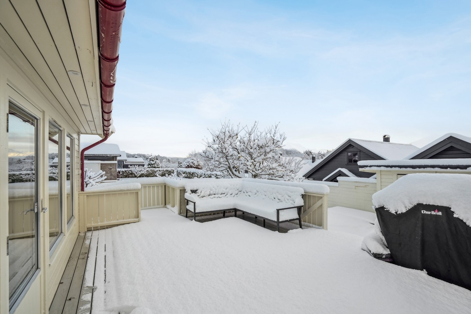 - sydvendt og usjenert terrasse på 39 kvm med god plass til sittegrupper, grillen og solsenger. Galleribilde