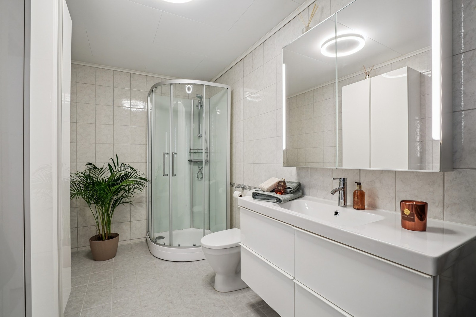 Lyst helfliset bad/vaskerom på ca. 5 kvm med varmekabler. Galleribilde