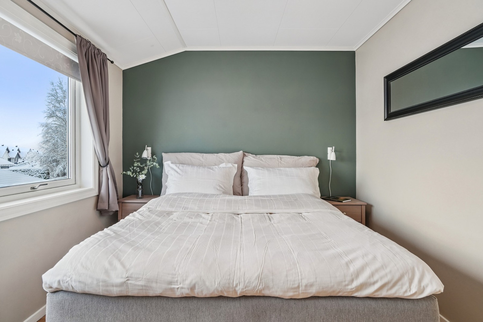 God plass til dobbeltseng og nattbord på hver side. Galleribilde