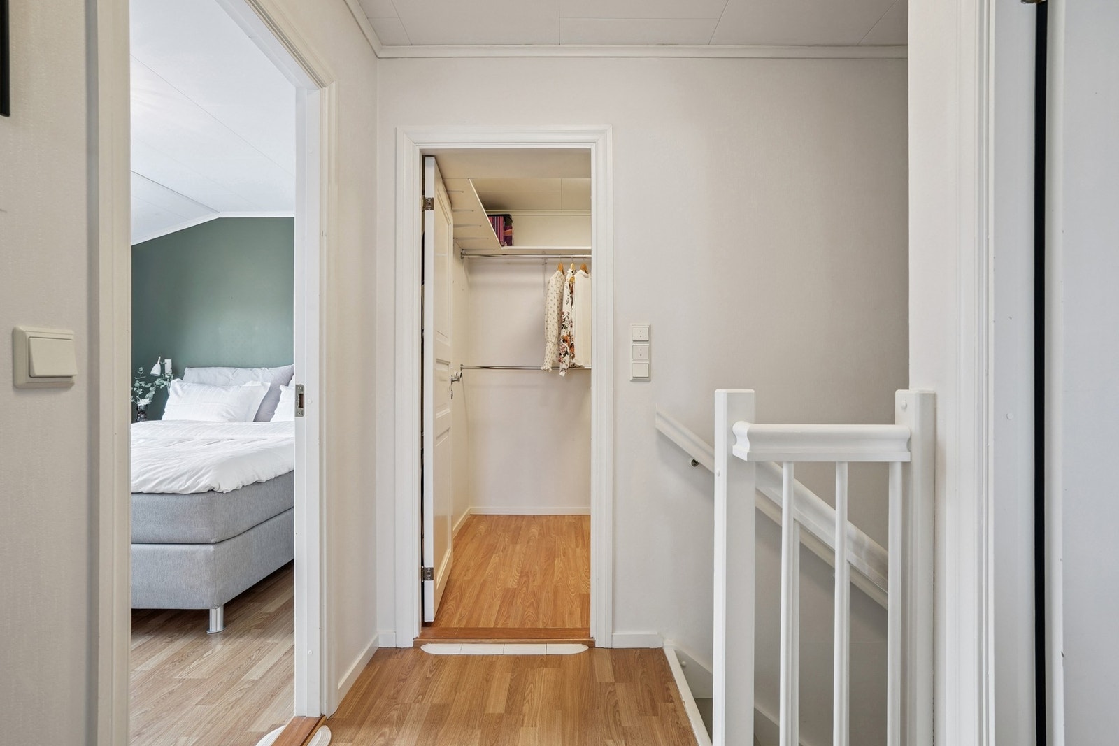 Vi tar turen opp til loftsetasjen hvor vi blant annet finner 3 soverom og bod. Galleribilde