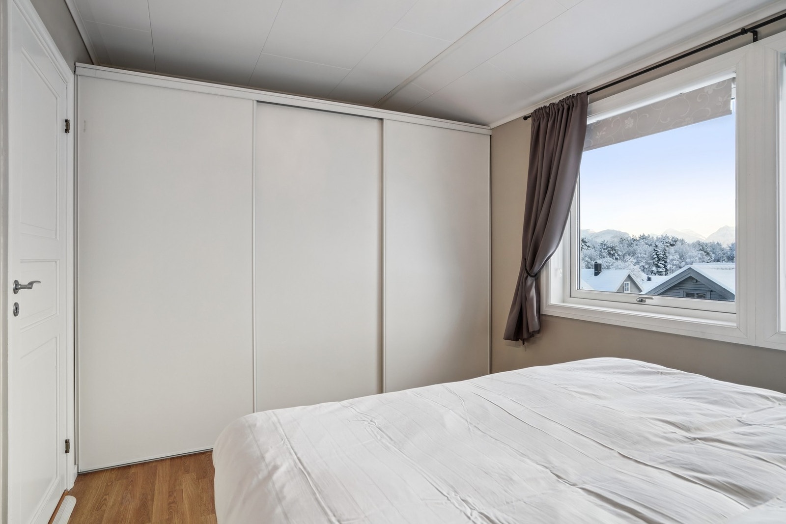 Det er godt med oppbevaringsplass i skyvedørsgarderoben. Galleribilde