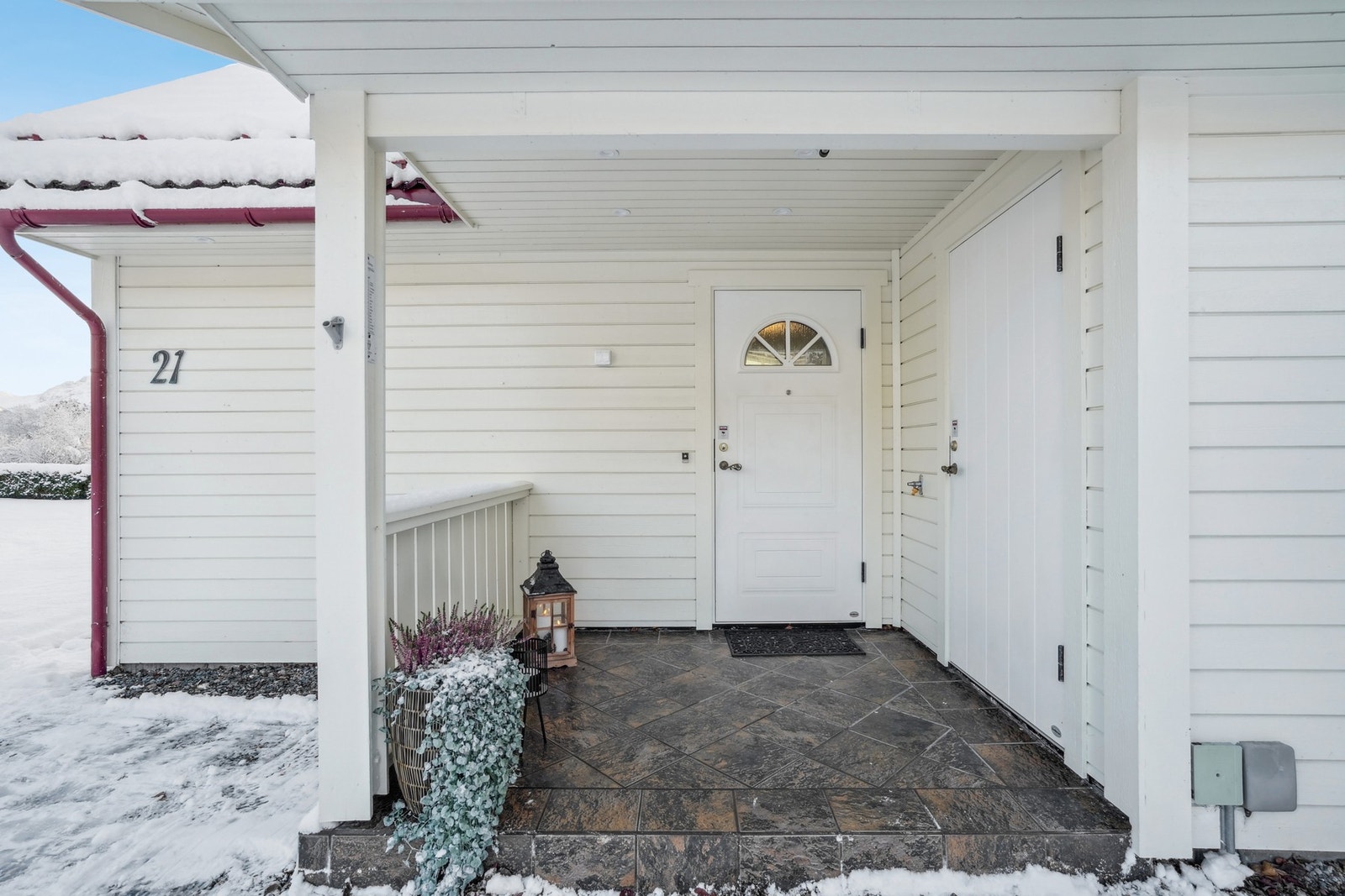 Overbygd og flislagt inngangsparti. Praktisk tilkomst til utvendig sportsbod. Galleribilde