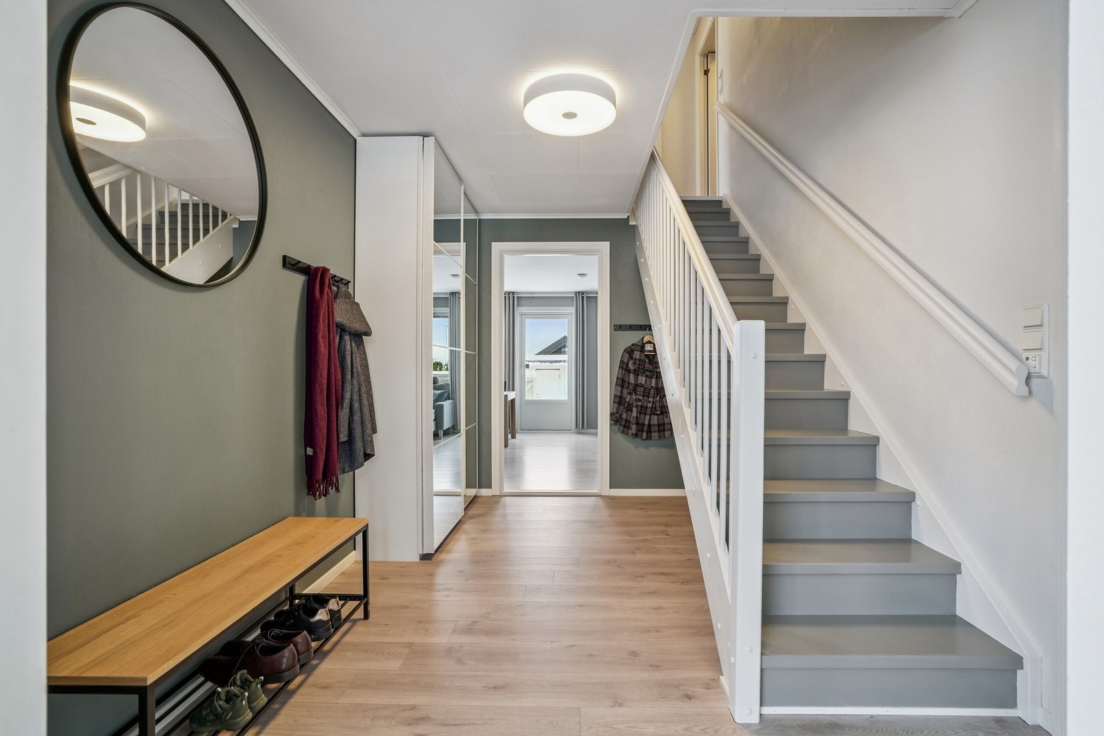 I entréen er det garderobeskap med speilskyvedører for oppbevaring av yttertøy og sko. Galleribilde