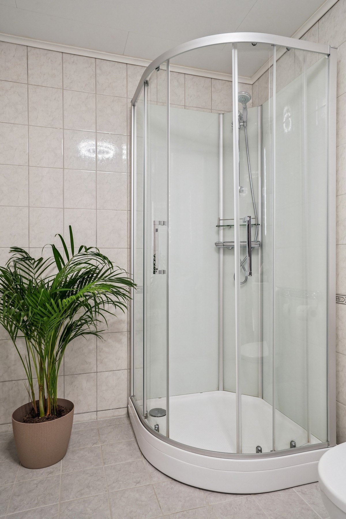 - dusjkabinett og toalett. Galleribilde