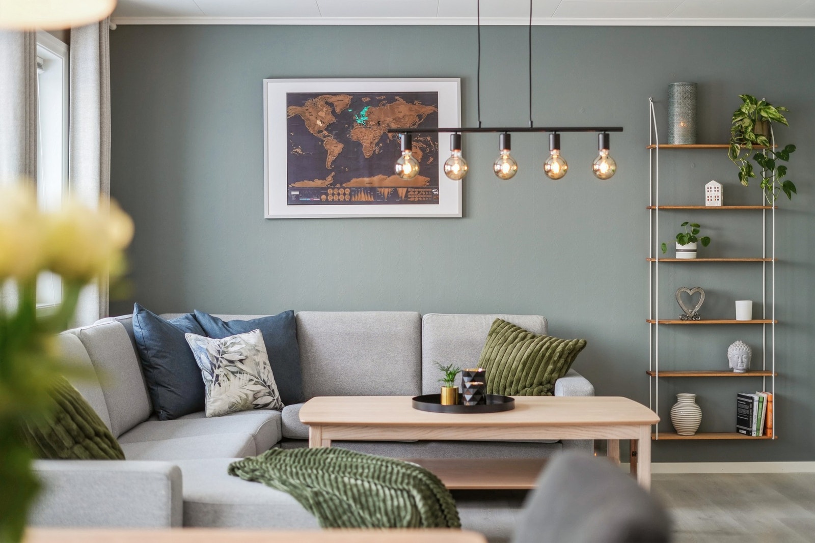 Boligen holder gjennomgående god standard på innredninger og overflater, samt et moderne fargevalg på vegger. Galleribilde