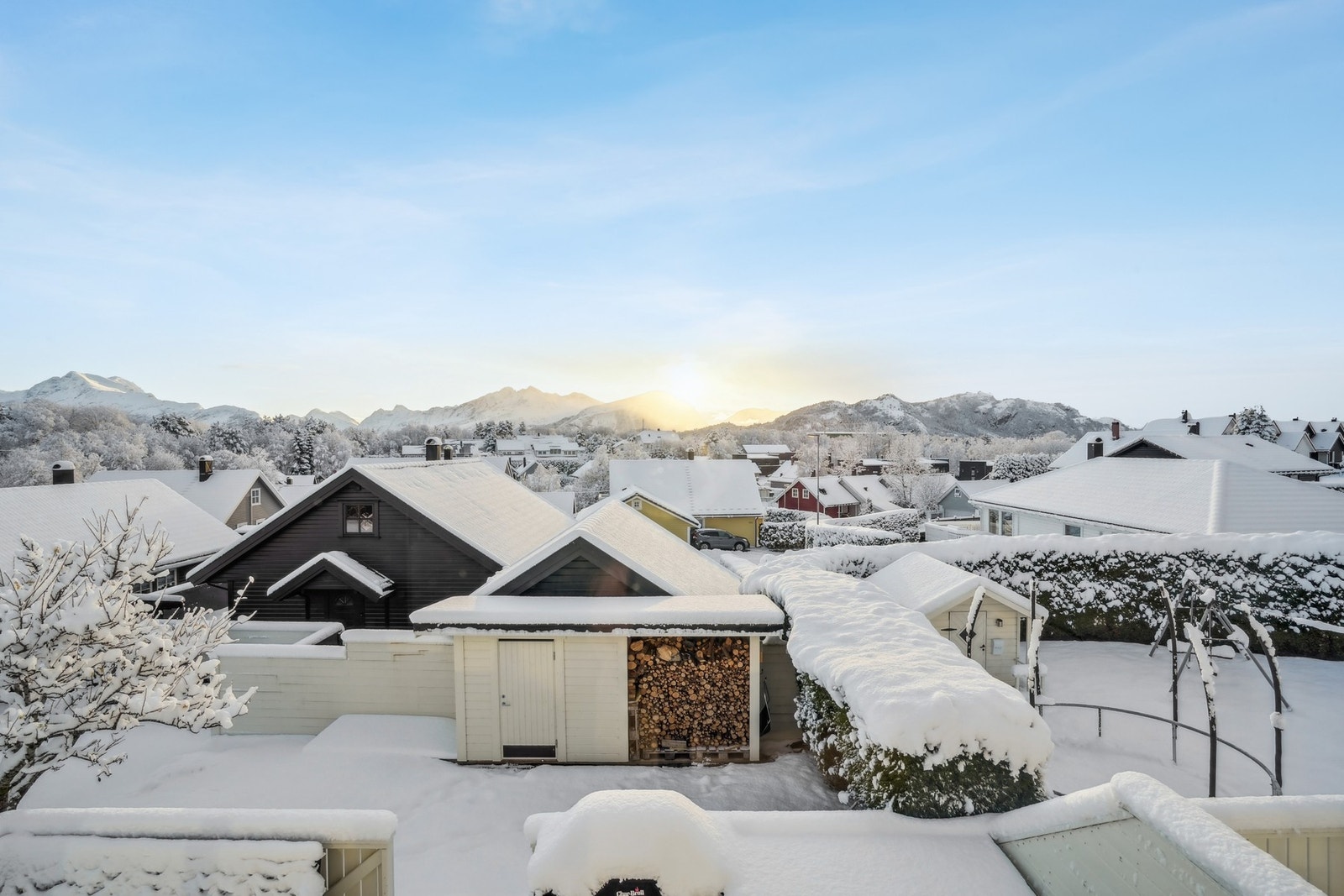 Fra soverommet er det flott utsikt mot nærområdet - Galleribilde