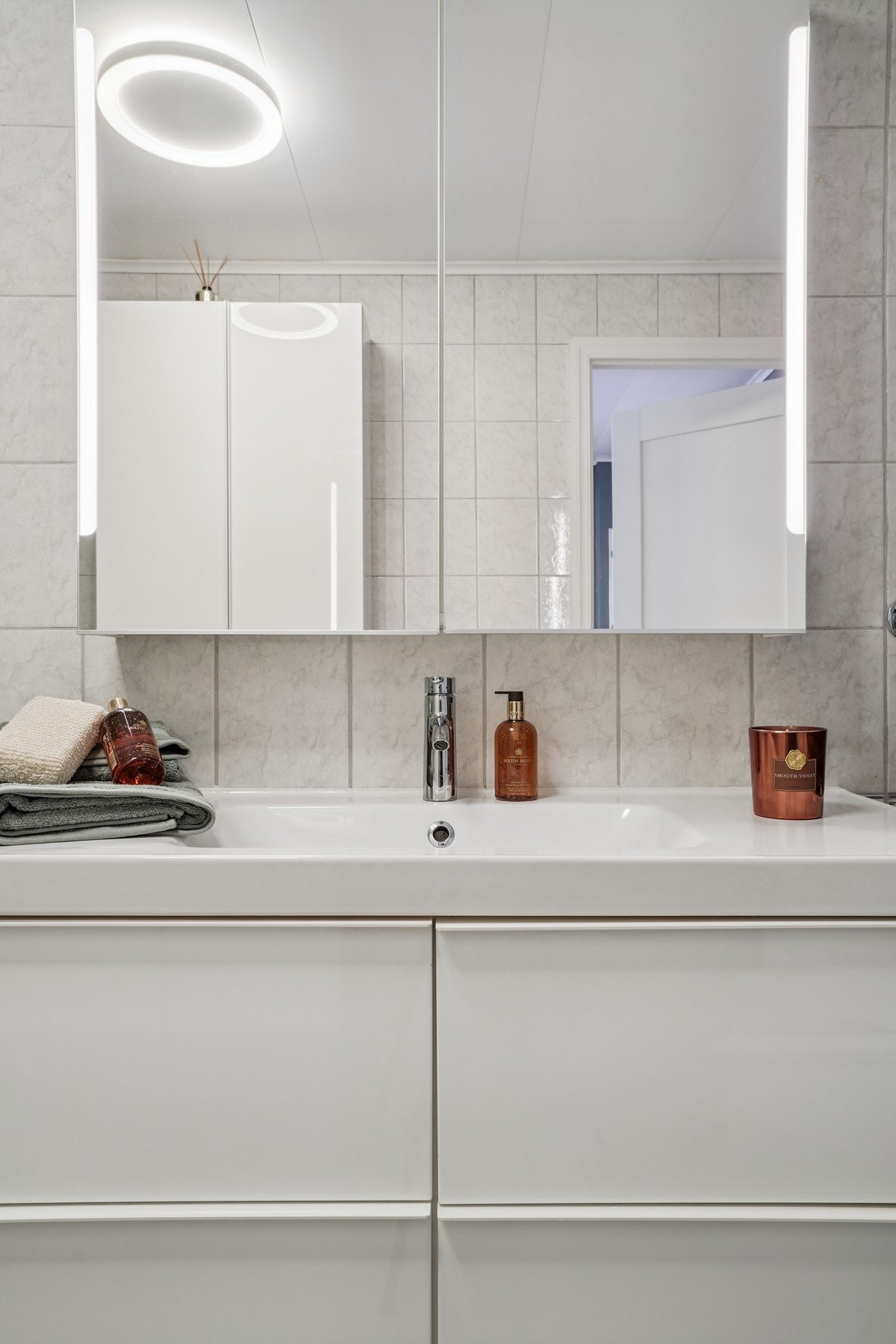 Innredet med høyskap, servantinnredning, speilskap med integrert belysning - Galleribilde