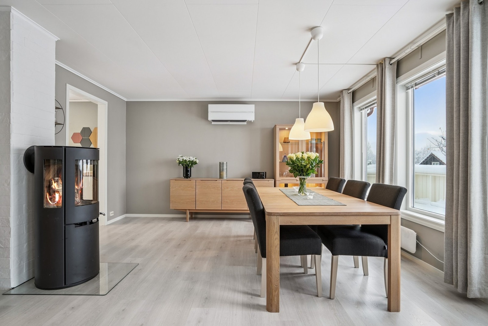 God plass til et stort spisebord i stuen. Galleribilde