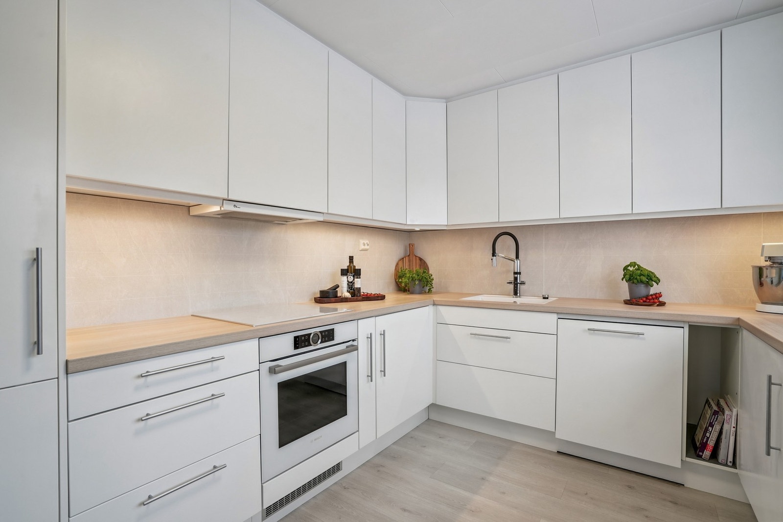 Innredningen har rikelig med skap- og skuffeplass, samt fine arbeidsflater for matlagingen. Galleribilde