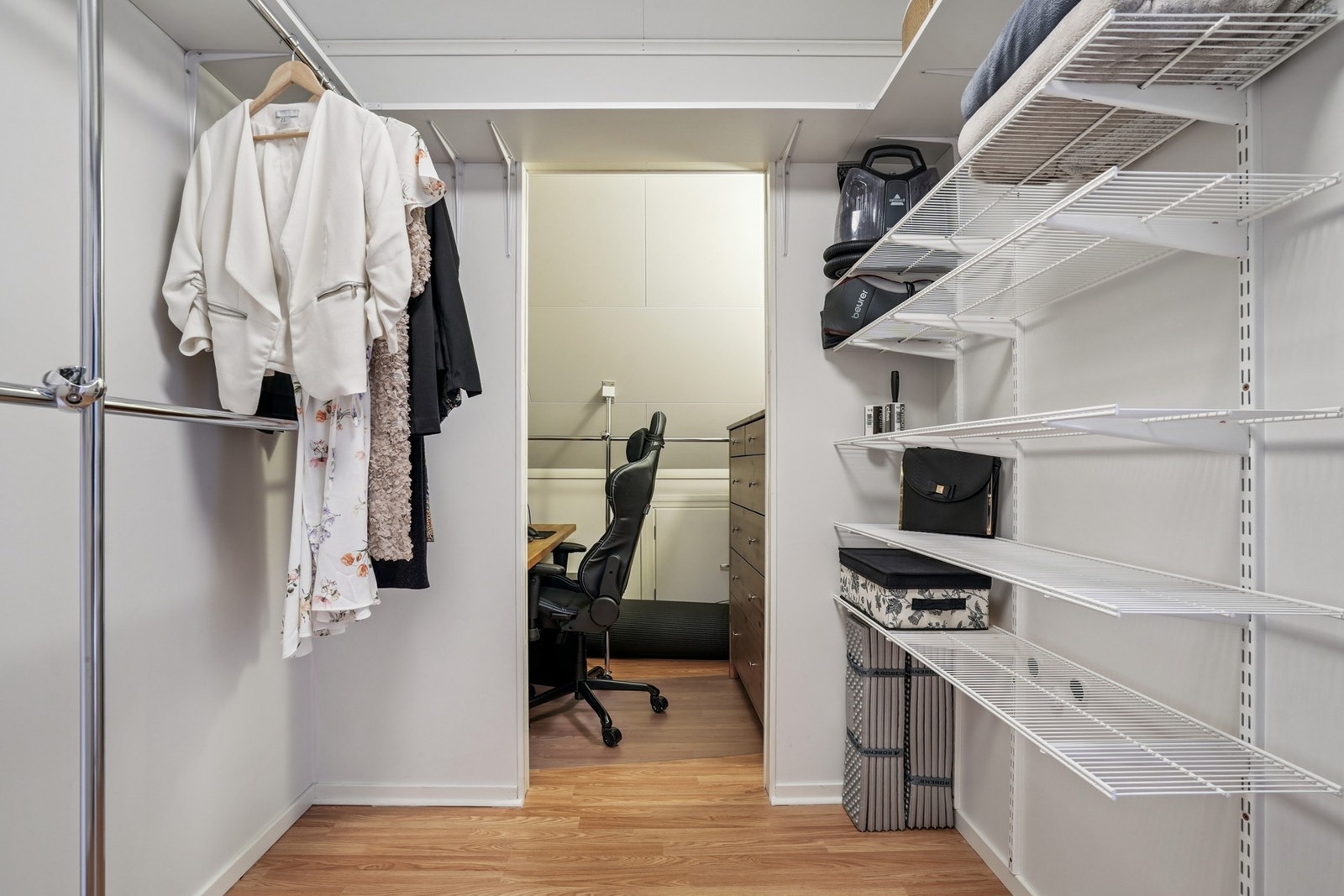 Walk-in garderobe med oppheng for klær og hylle innredning. Klargjort for fremtidig bad (rommet er byggemeldt som bod). Galleribilde