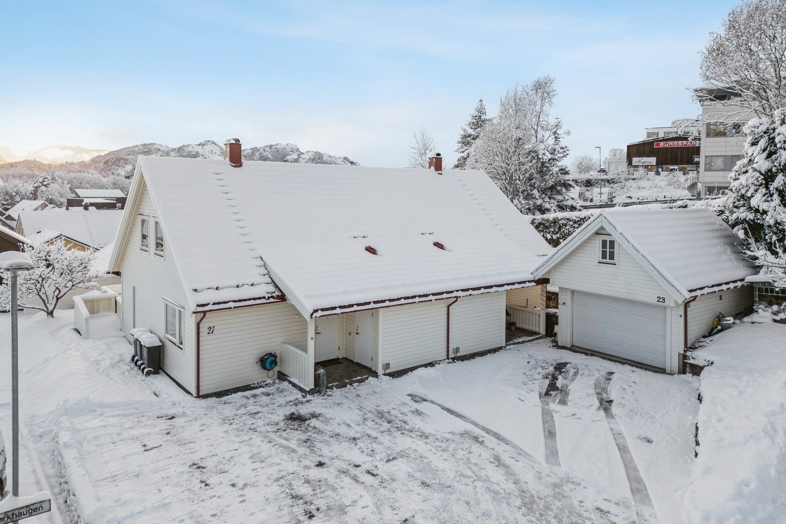 Eiendommen har en sentral beliggenhet med kort gangavstand til daglige servicetilbud på Blindheim. Galleribilde