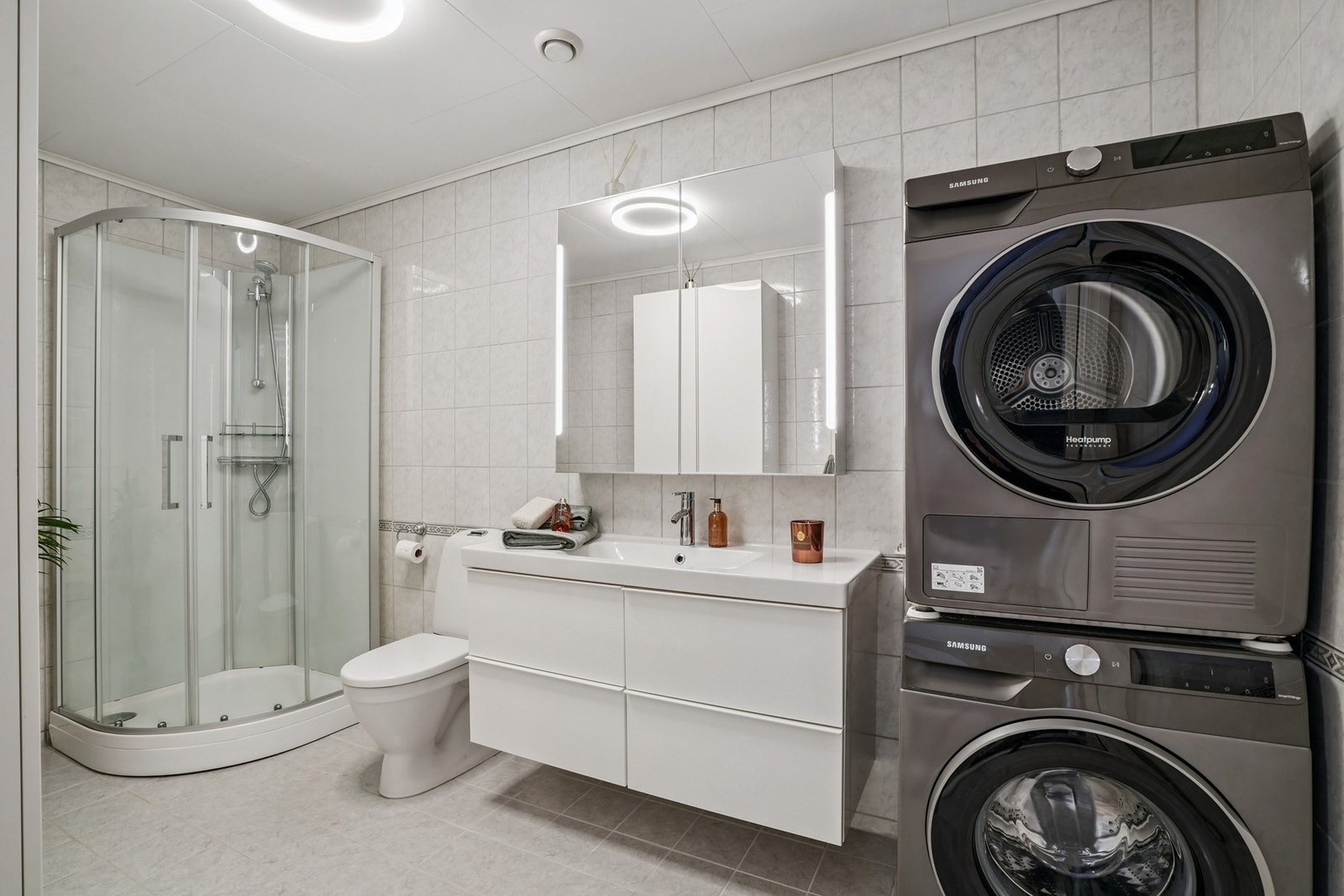 Badet har opplegg for vaskemaskin og tørketrommel. Galleribilde