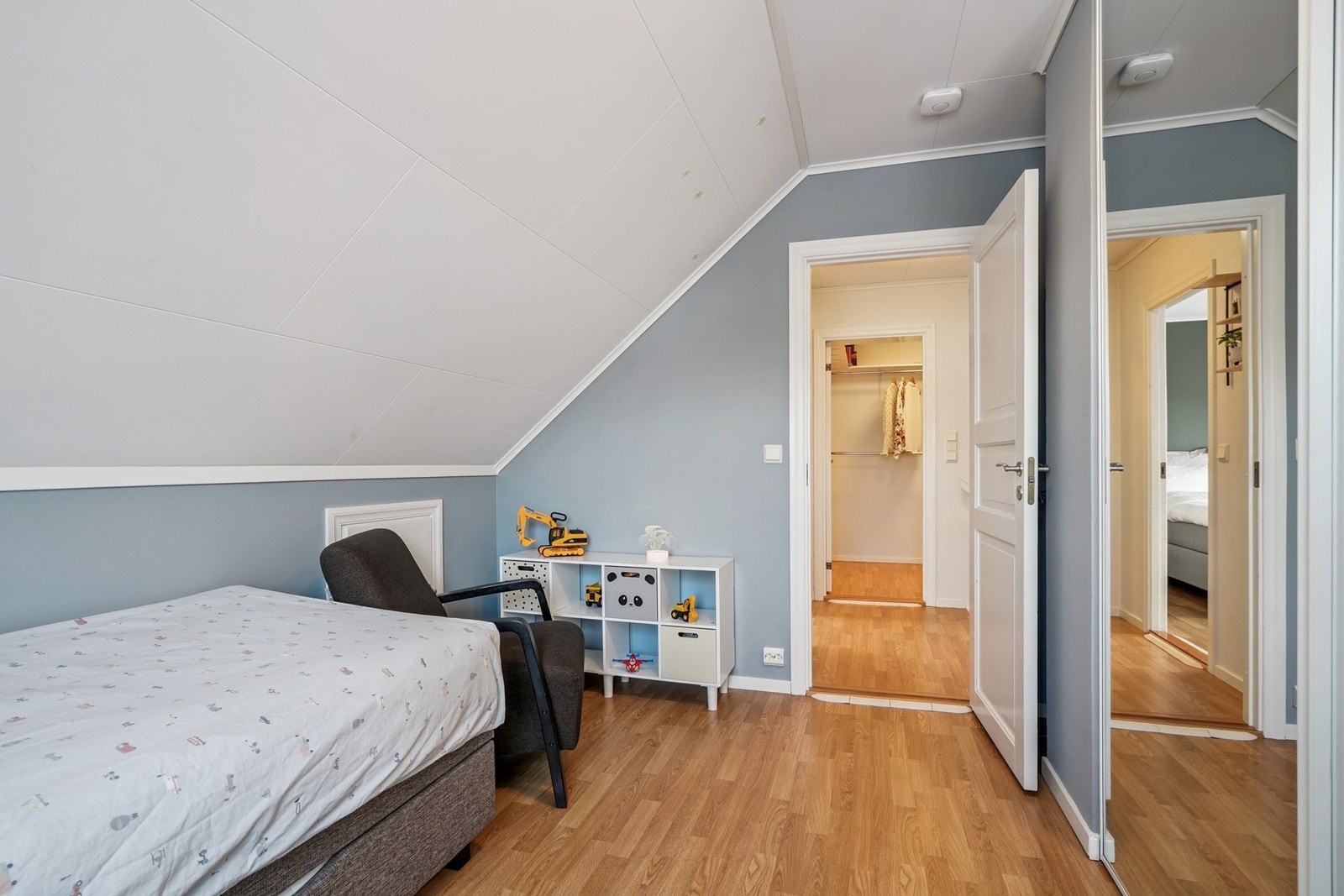 Plass til ønsket sengestørrelse, nattbord og her er det satt inn skyvedørsgarderobe. Galleribilde