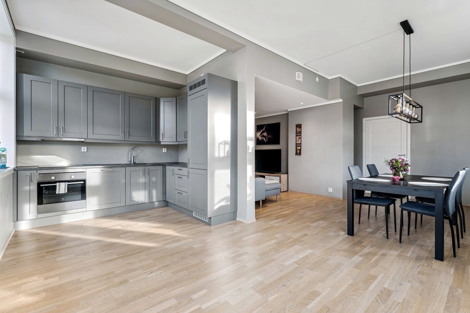 Kjøkken og stue er i åpen løsning Galleribilde